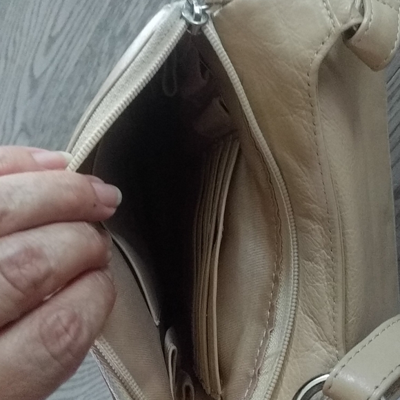 🌸 Genuine leather crossbody by Marco Avane🌸 - Picture 8 of 9